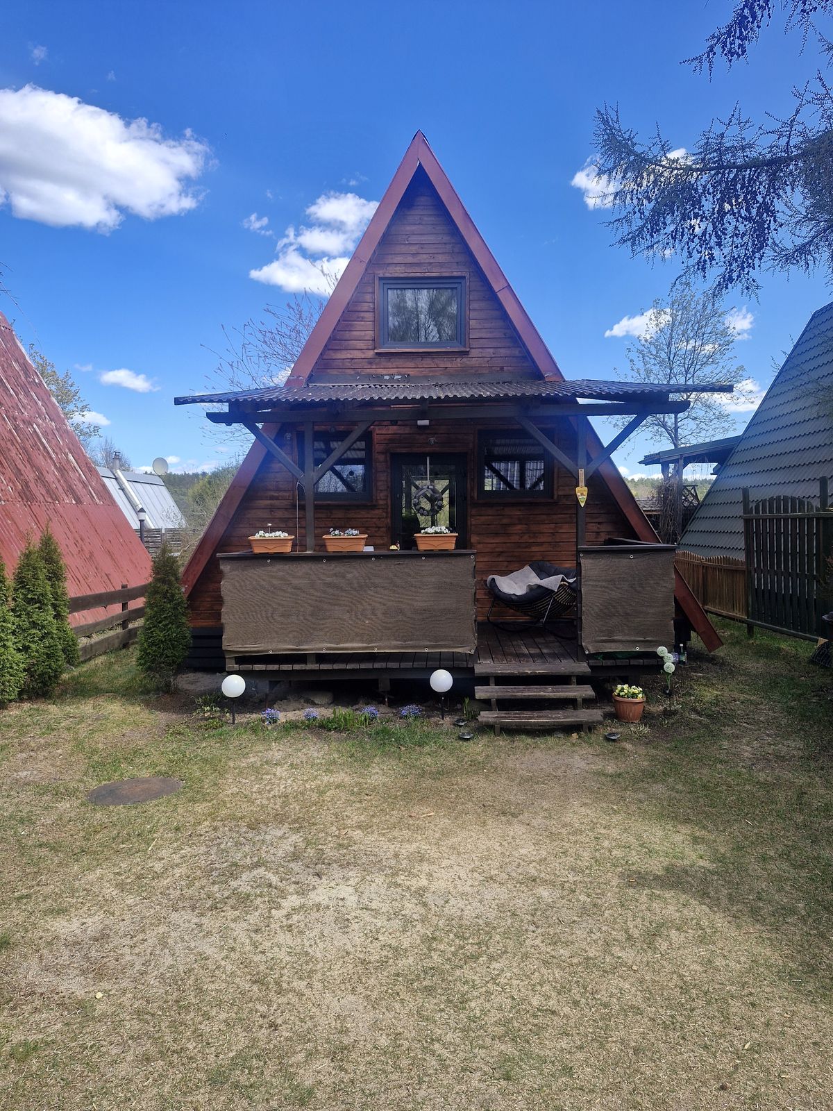 Domek Tleń - widok z ogrodu na domek