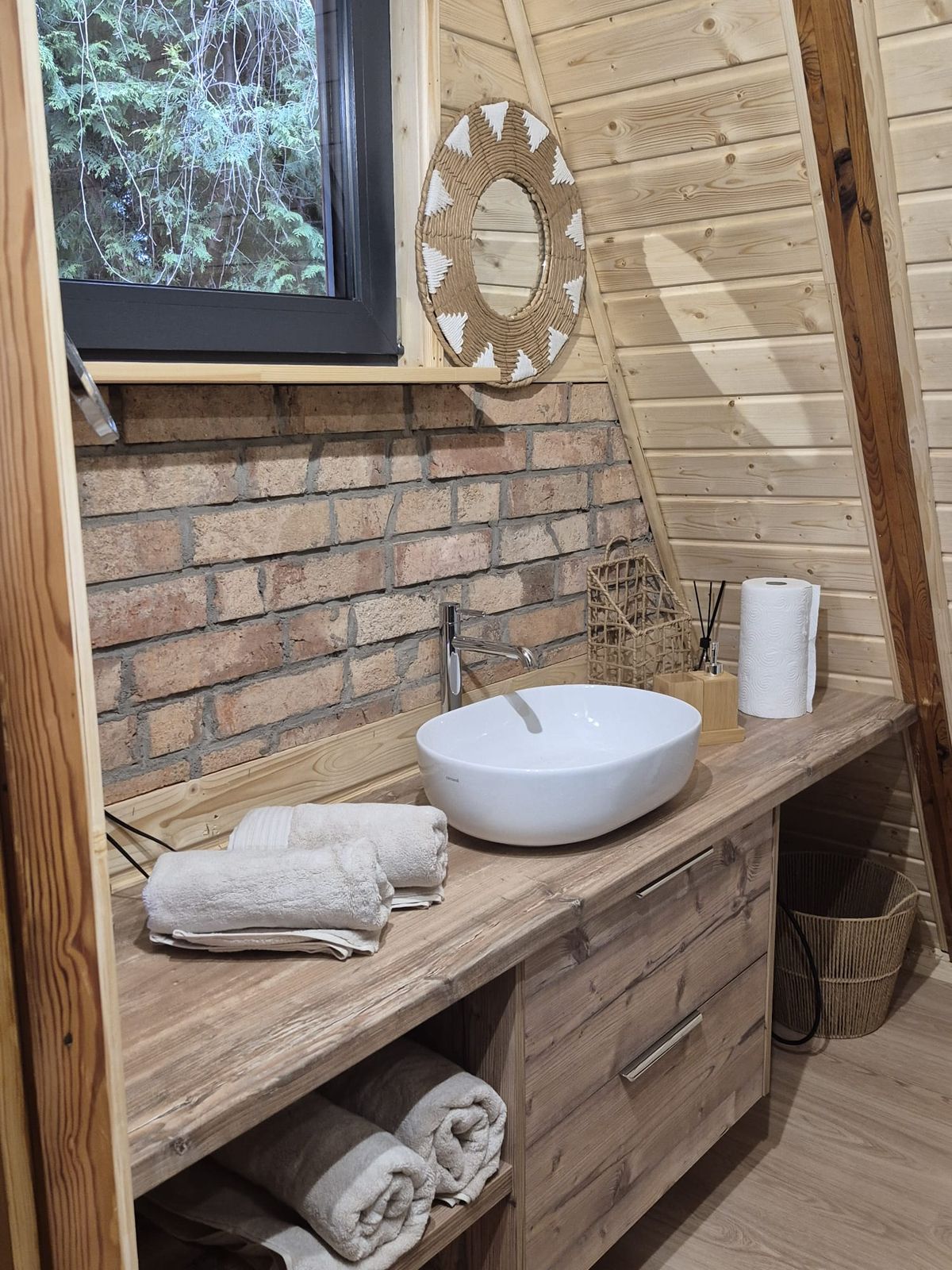 Domek Tleń - łazienka z kamienną umywalką